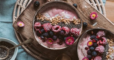 Smoothie Bowl z Jagodami i Chia - Kolorowe Śniadanie